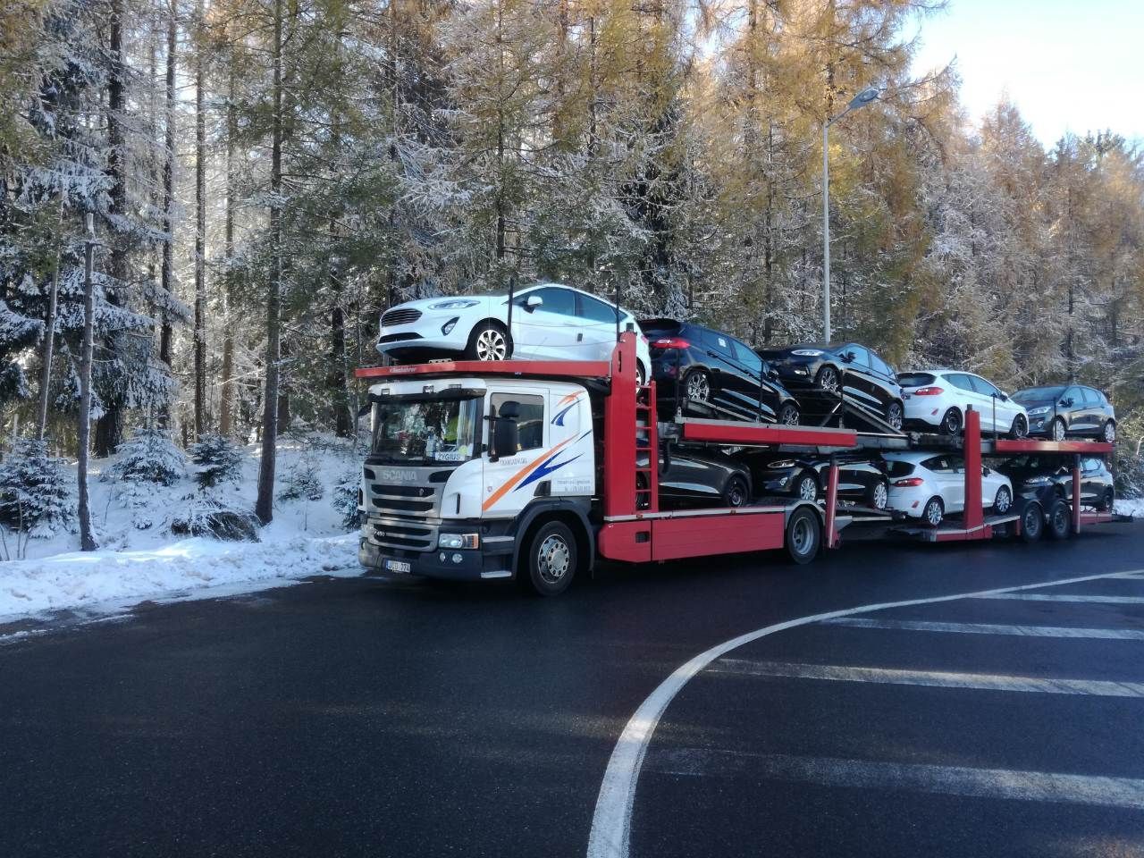 Autovežis kelio posūkyje