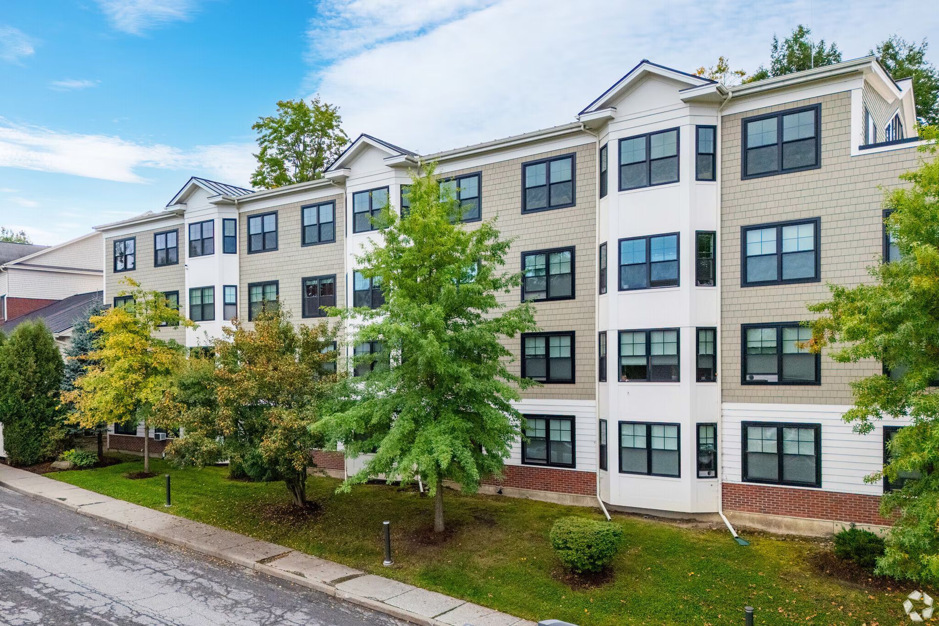 144 Larkin Way Entry Lounge