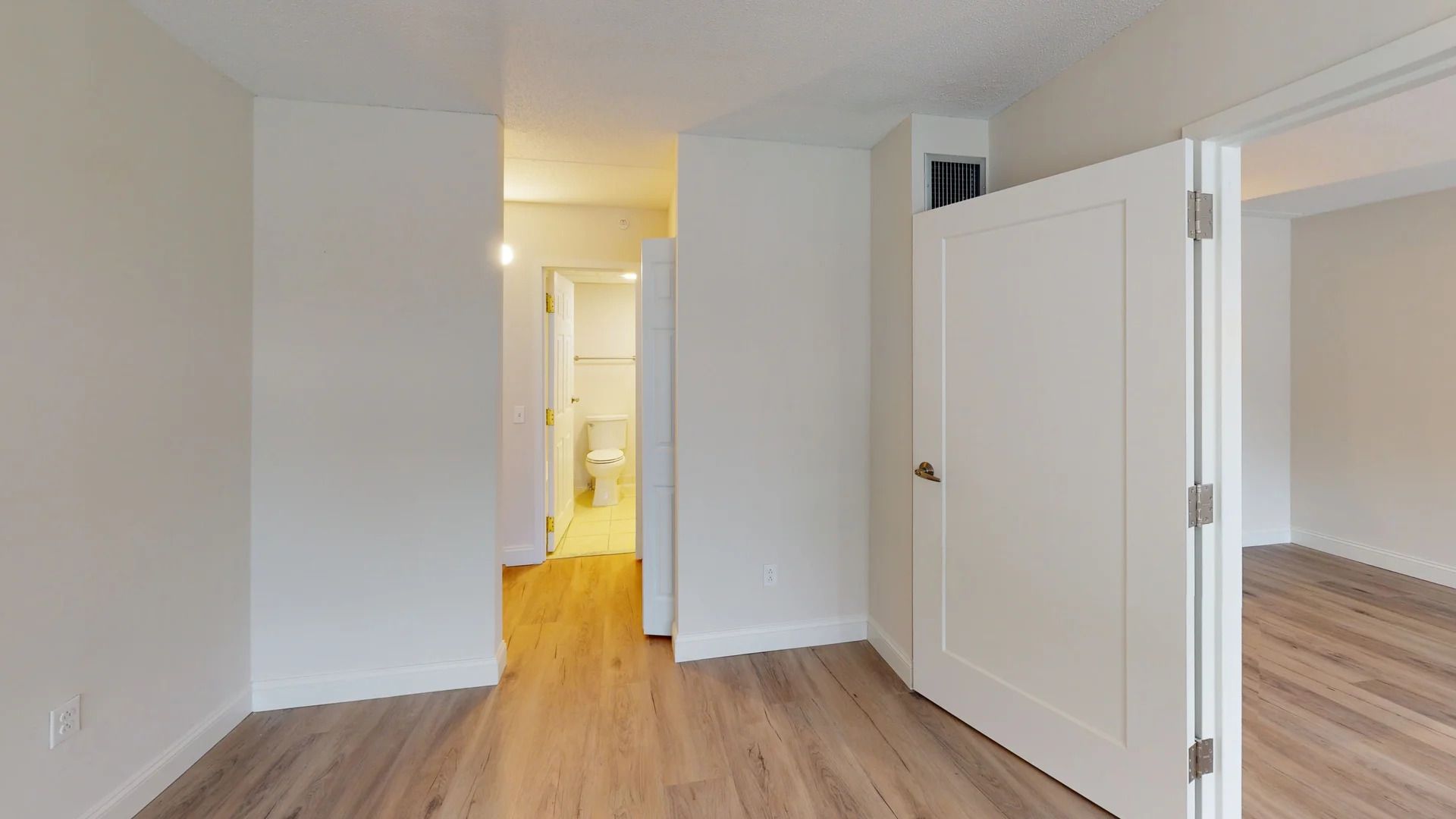 144 Bedroom/Closet/Bathroom