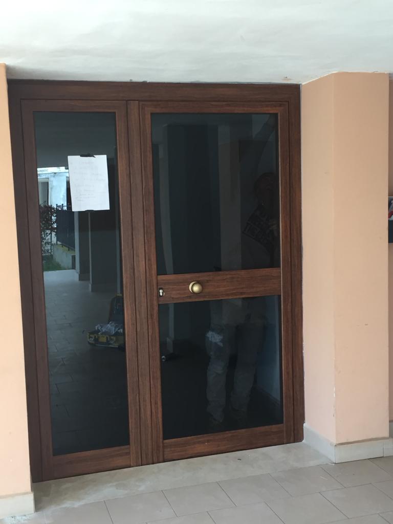 porta condominiale effetto legno