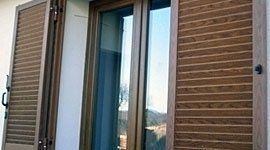 finestra con infissi e persiane in PVC