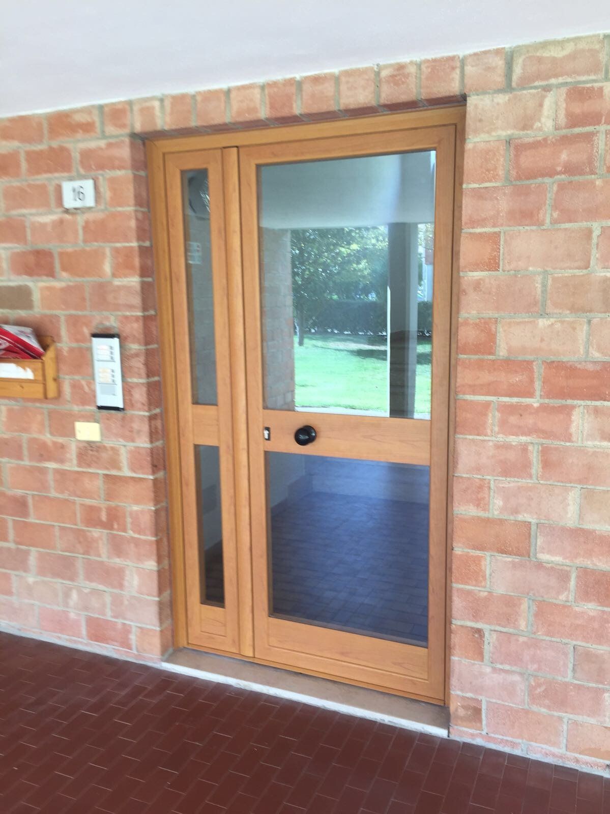 porta d'ingresso in vetro e legno-alluminio