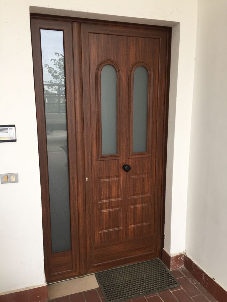 portoncino di ingresso in legno e vetro