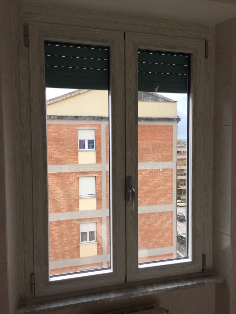 finestra con infissi in PVC
