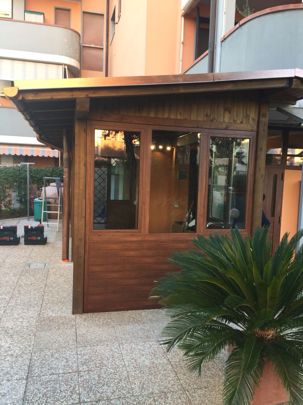 chiosco veranda con infissi in PVC