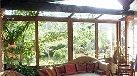 veranda con infissi in legno