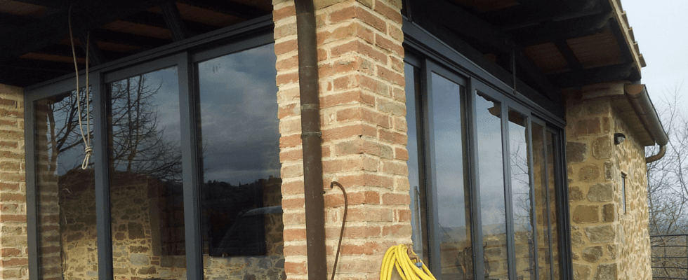 finestre con infissi a battente in alluminio