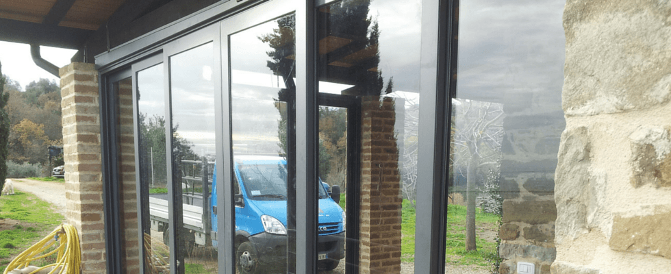 porta finestra con infissi in PVC scorrevoli