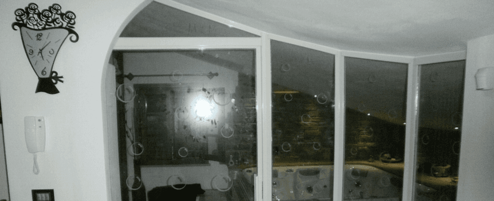 porta finestra con infissi bianchi a battente