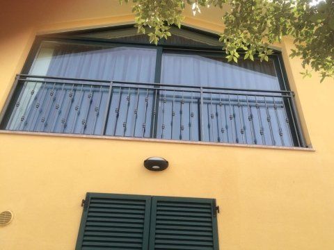 balcone con infissi su misura e ringhiera di ferro