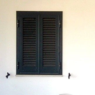 finestra con persiane in legno