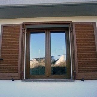 finestra con infissi e persiane in legno-alluminio