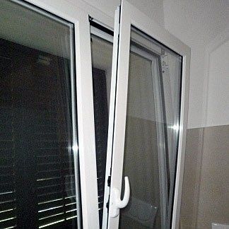 finestra in PVC con infissi a ribalta