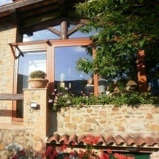 villa con infissi in legno-alluminio