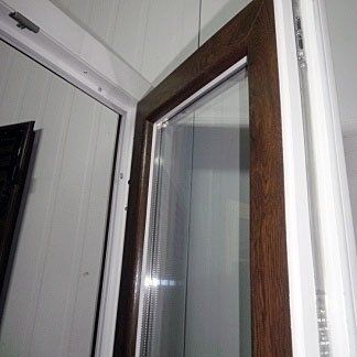 finestra con infisso in legno a battente