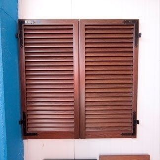 persiana in legno-alluminio per finestra