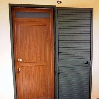 portoncino in legno con persiana in PVC