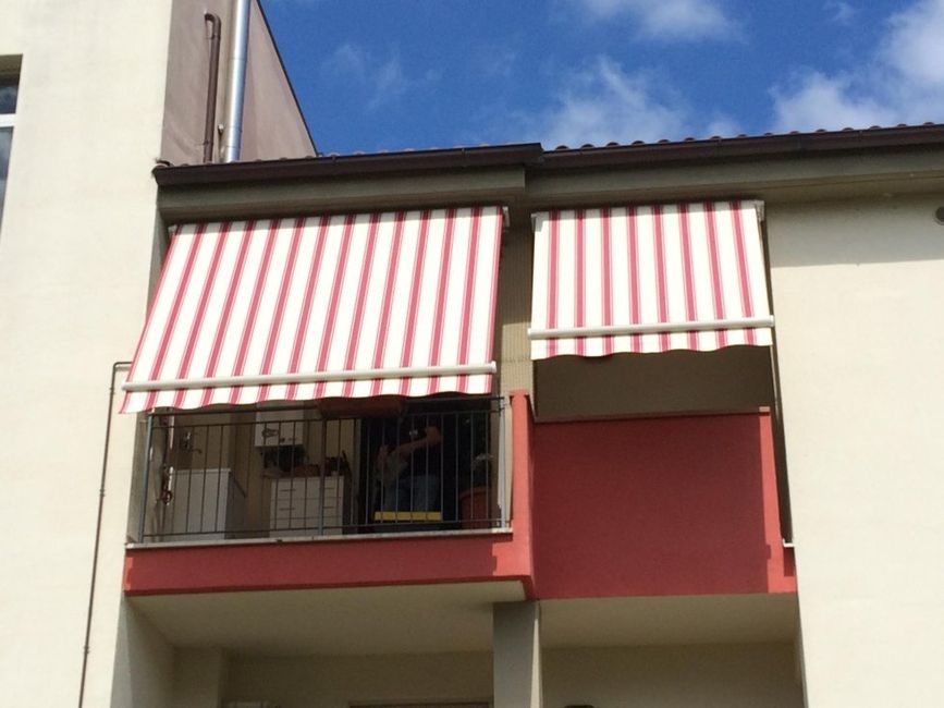balcone con tende da sole