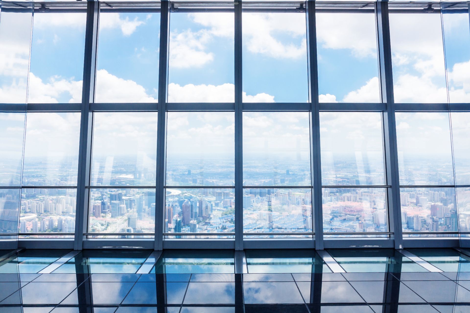 grande vetrata con infissi in PVC