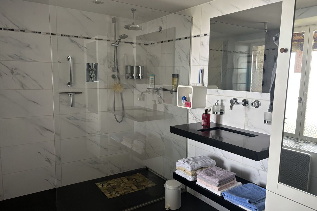 Badkamer 1 woonboerderij Auvergne