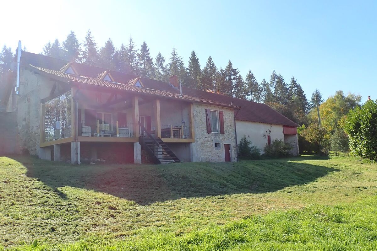 Achterzijde woonboerderij Auvergne