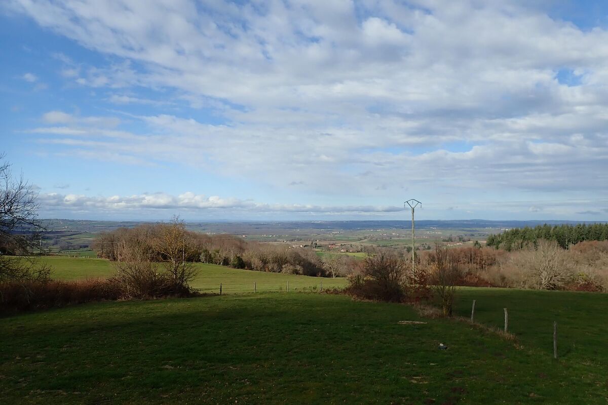 Uitzicht veranda woonboerderij te koop Auvergne