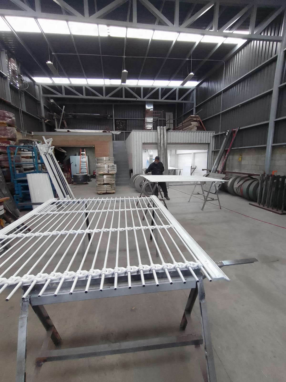 Un gran almacén con una mesa en medio.