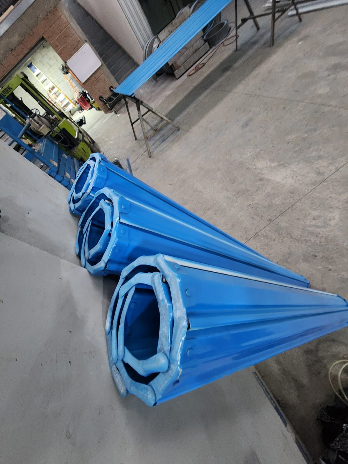 Un montón de tubos azules están enrollados sobre una mesa.