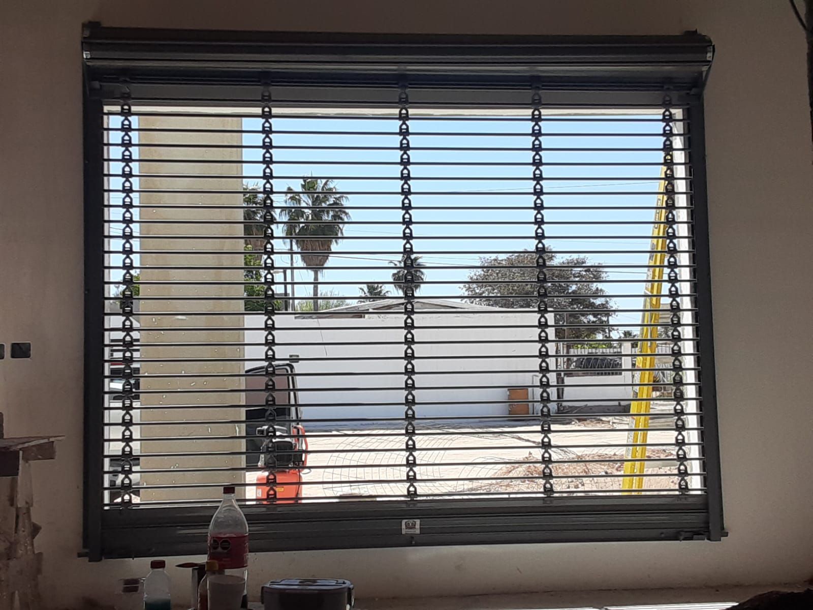 Una ventana con persianas que dan a la calle.