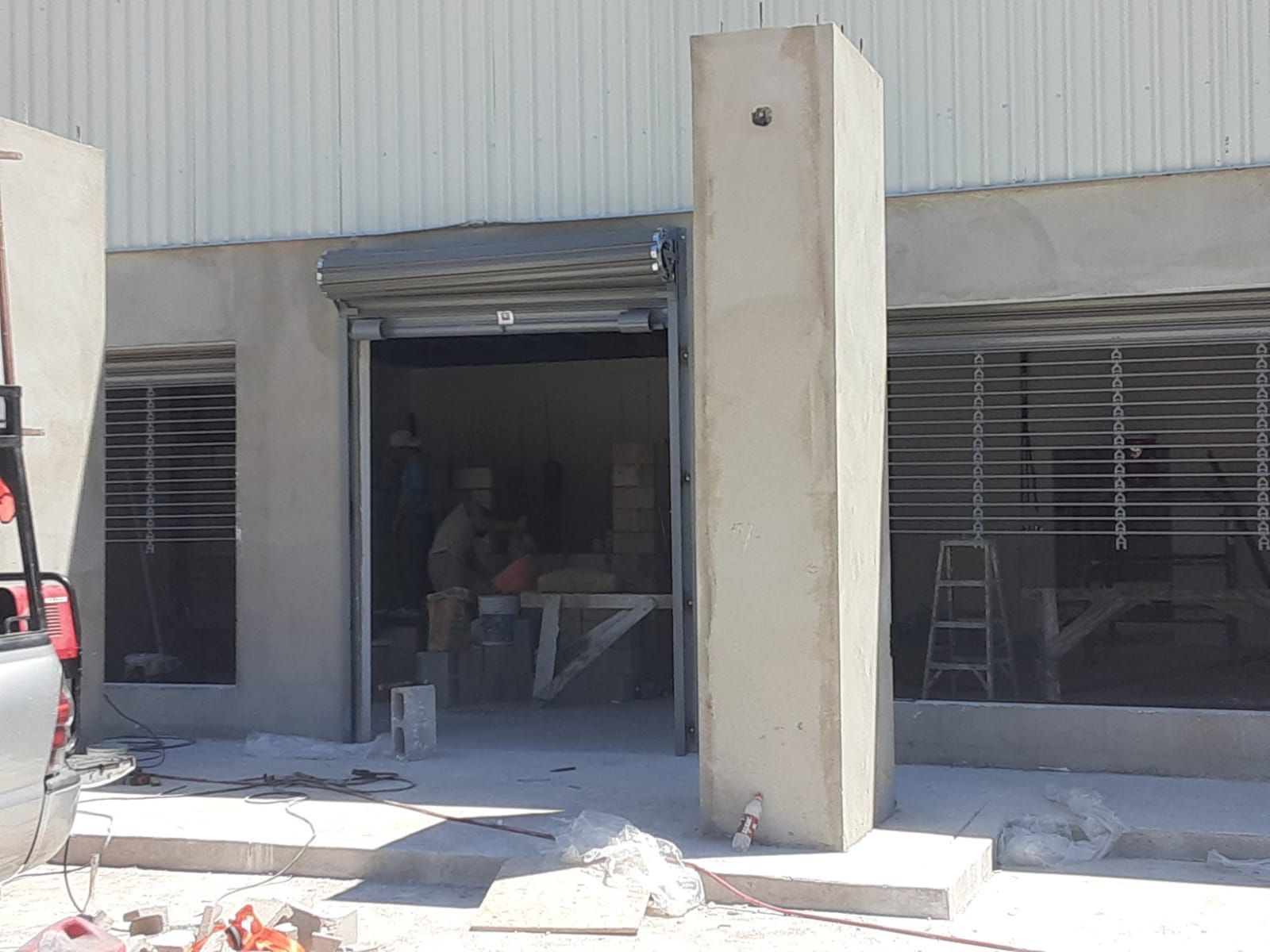 Un camión está estacionado frente a un edificio en construcción.