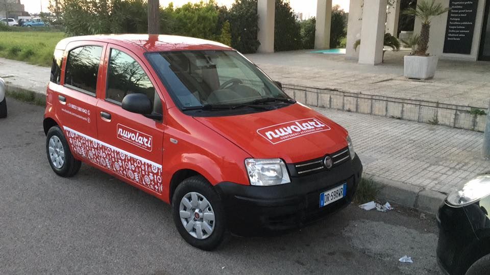 Un'auto rossa con la scritta nurofen sul lato