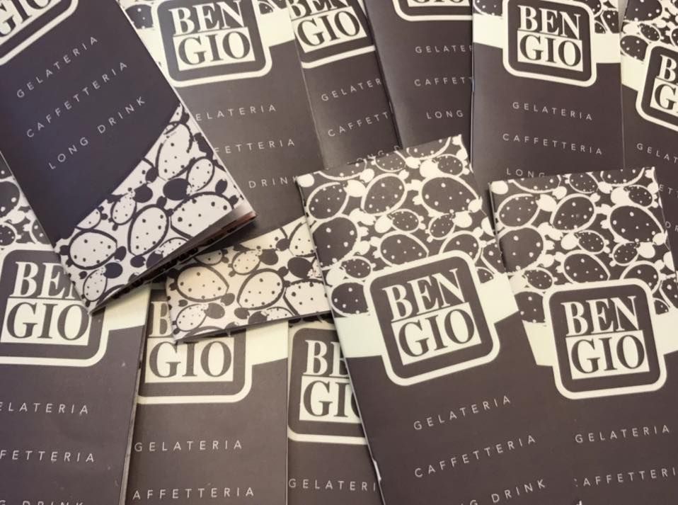 Un mucchio di brochure di Ben Gio su un tavolo