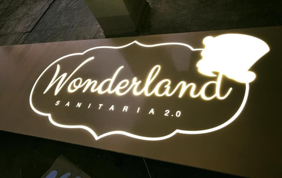 Si illumina il cartello Wonderland Sanitaria 2.0