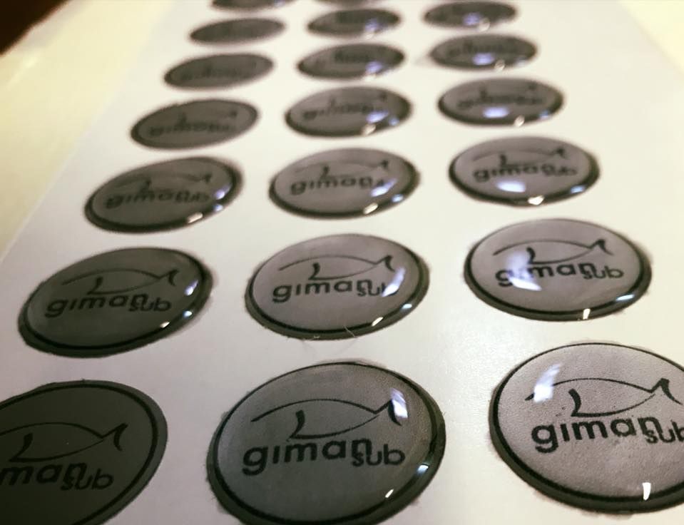 Un mucchio di adesivi con la scritta