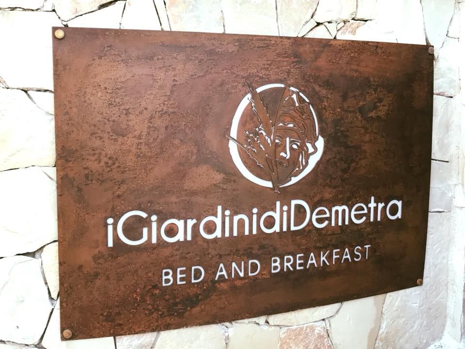 Un cartello su un muro di pietra che dice bed and breakfast