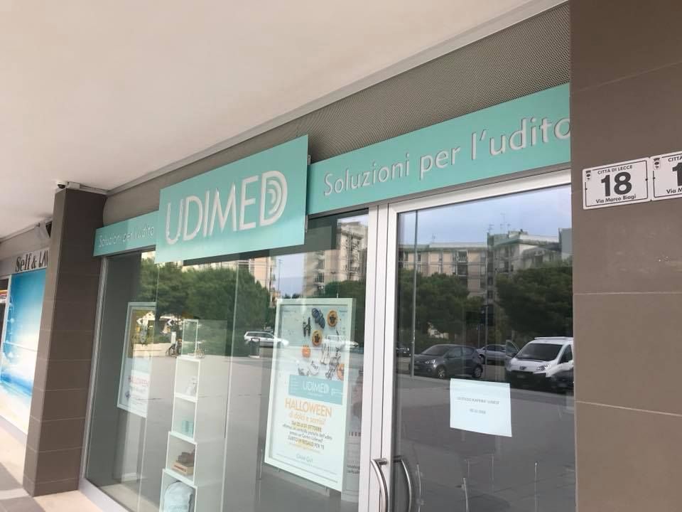 Una vetrina con un cartello che dice udimed.