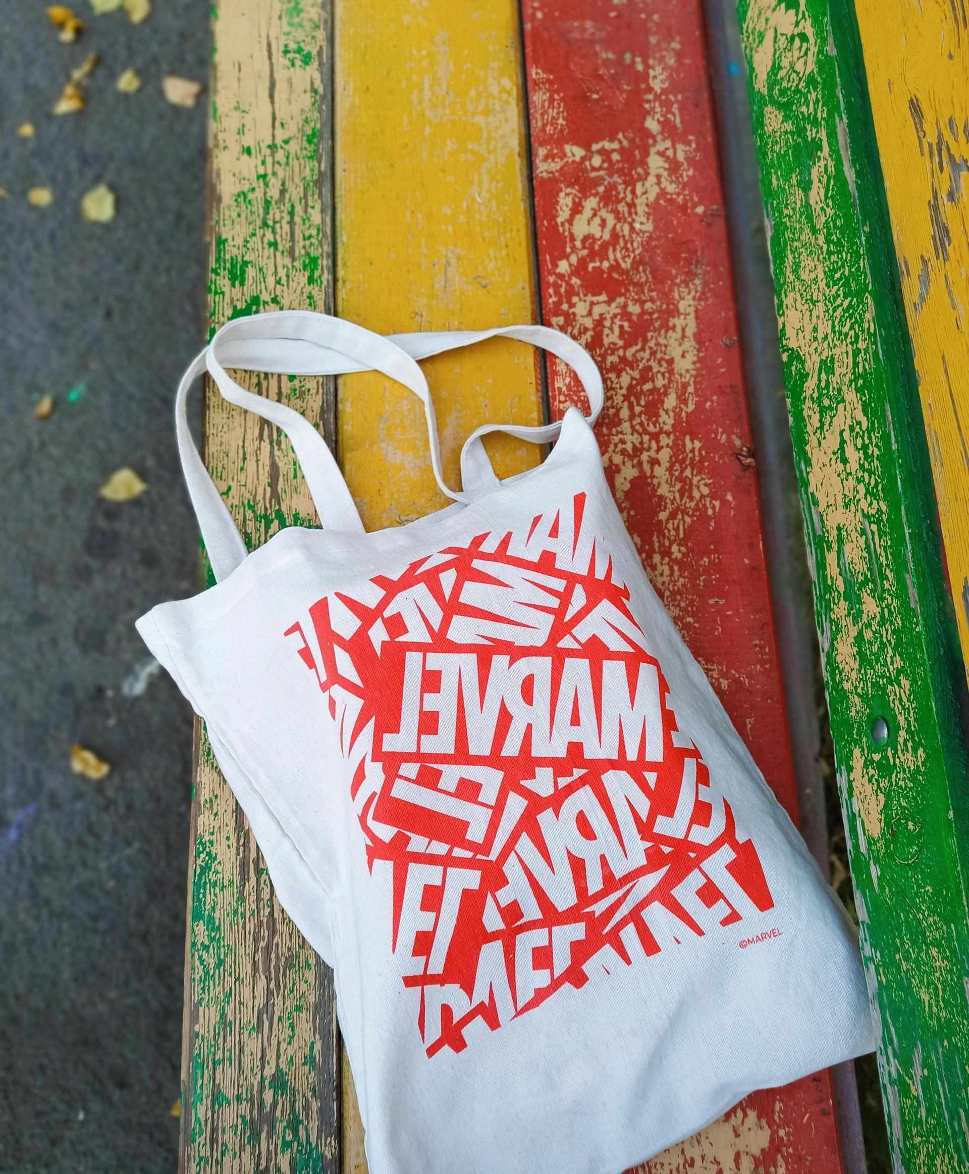 Una borsa tote bianca con un disegno rosso e bianco