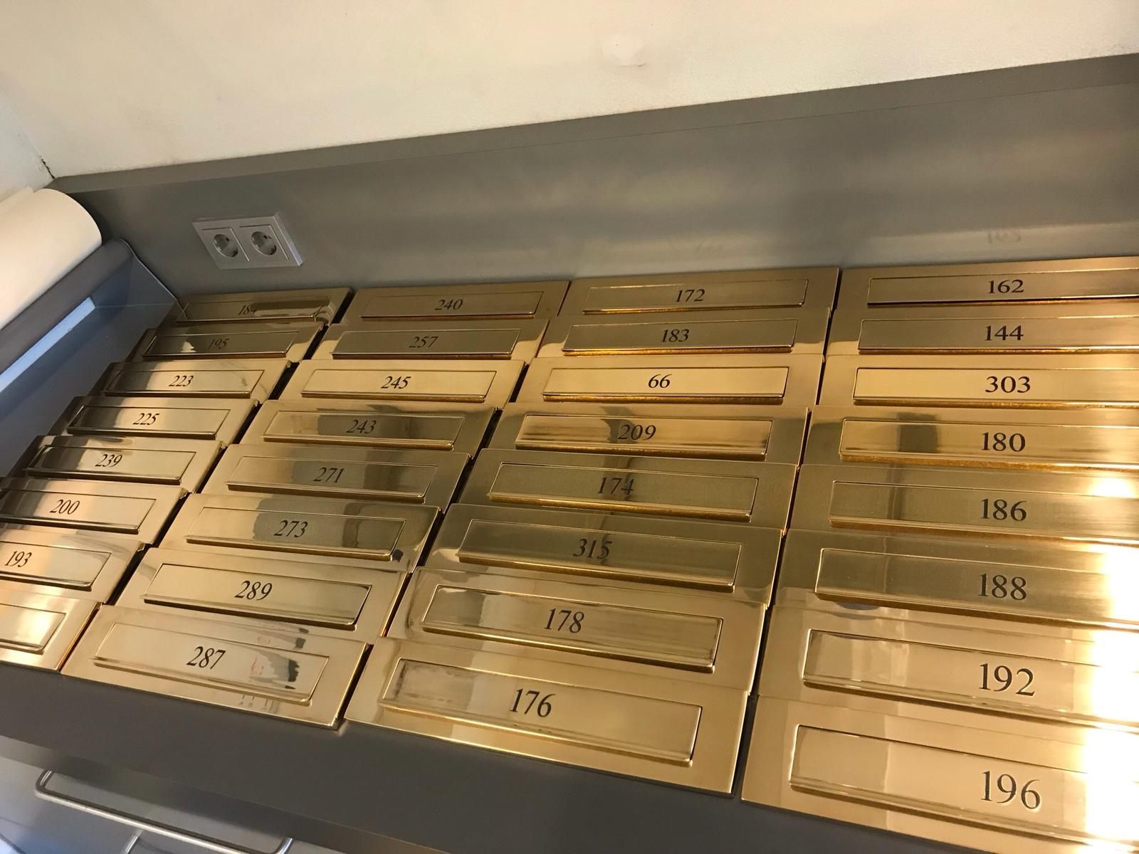 messing brievenbus graveren