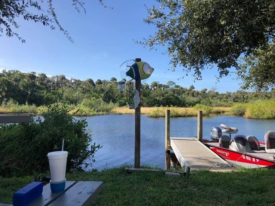 A boat is docked at a dock next to a lake