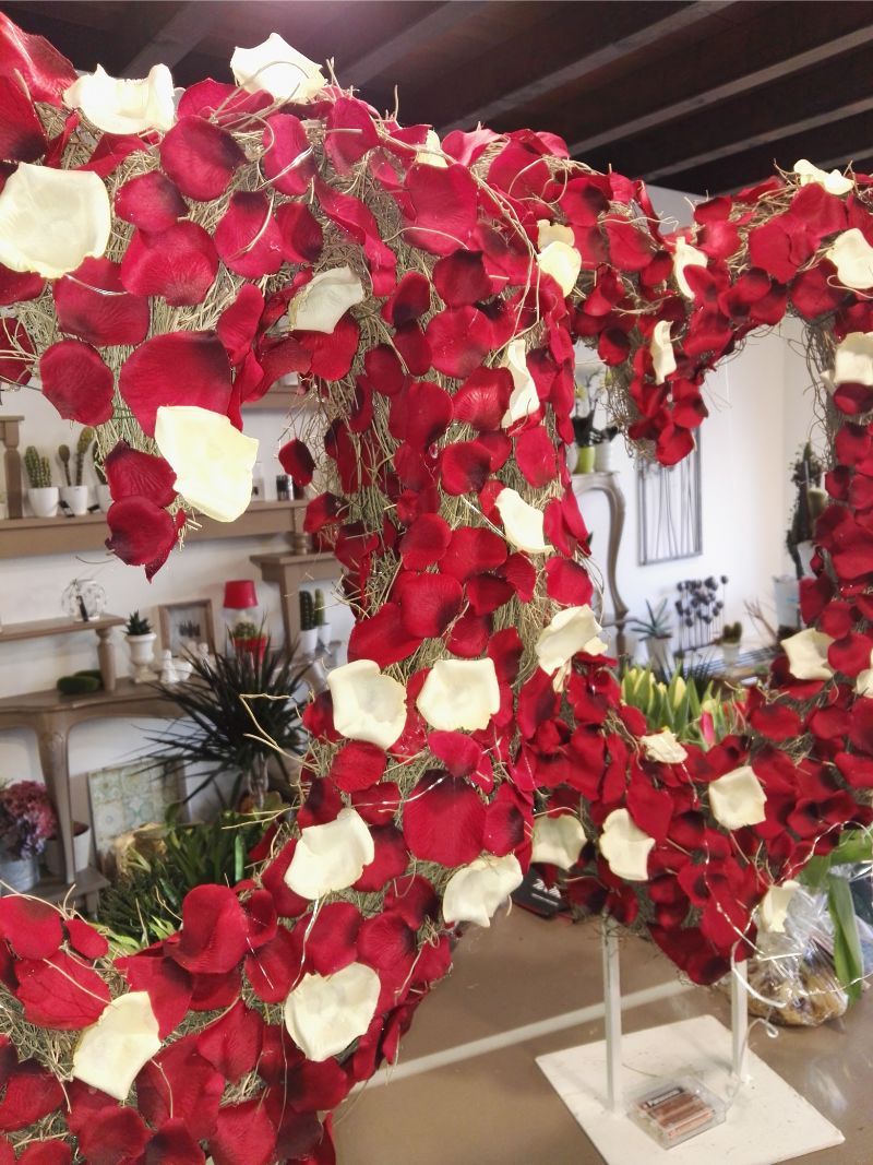 muro di petali di rose a forma di cuore