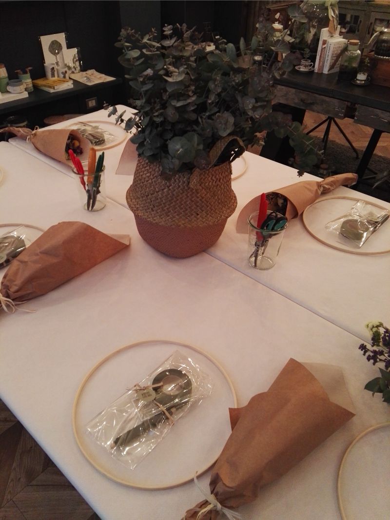 tavola imbandita con fiori