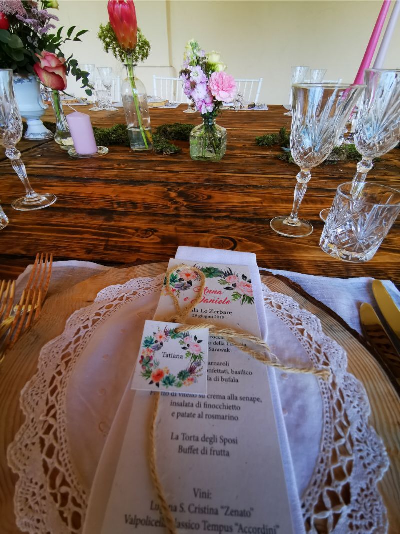 tavola con fiori sul piatto