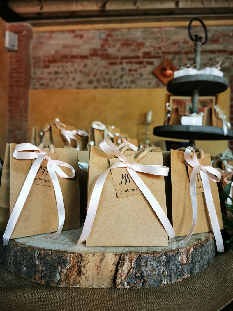 cerimonia con fiori sul tavolo