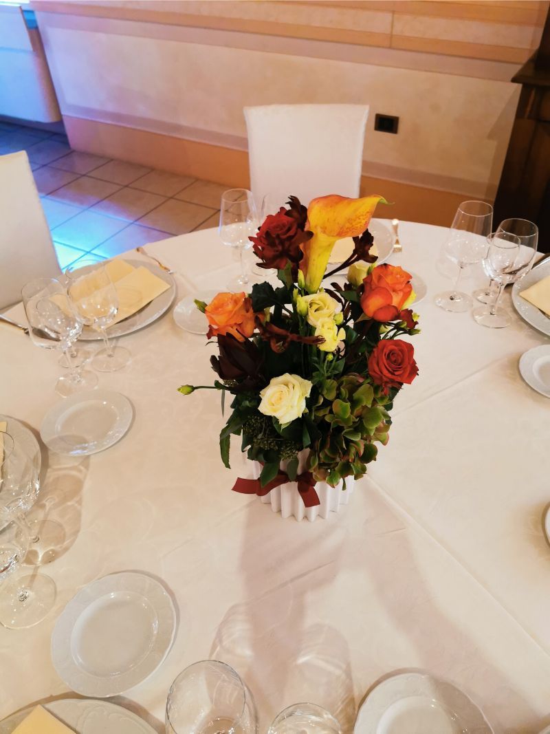 mazzo di fiori come centro tavola per matrimonio