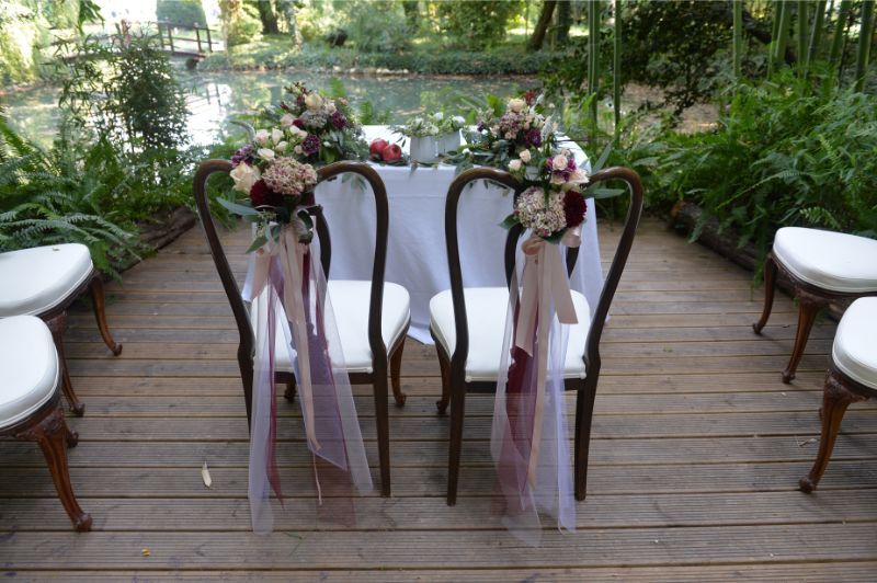 sedie per matrimonio all'aperto con composizione floreale