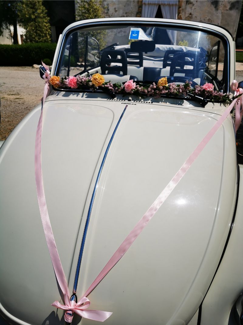 fiori su macchina d'epoca degli sposi