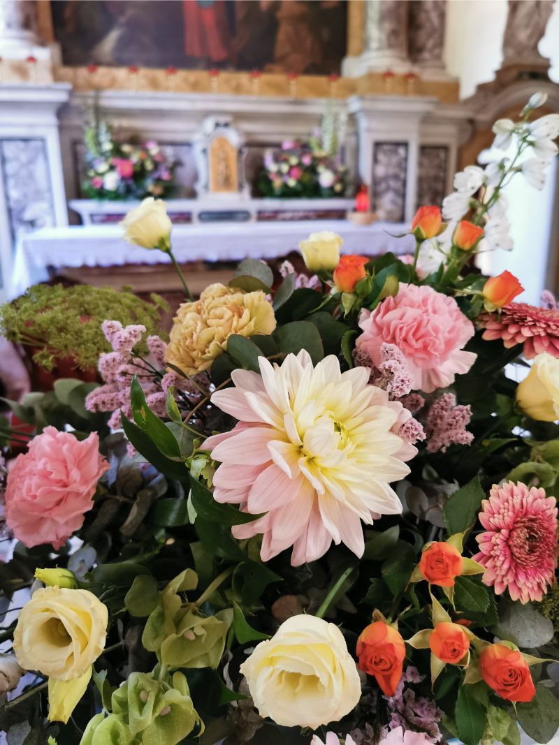 composizione floreale in chiesa