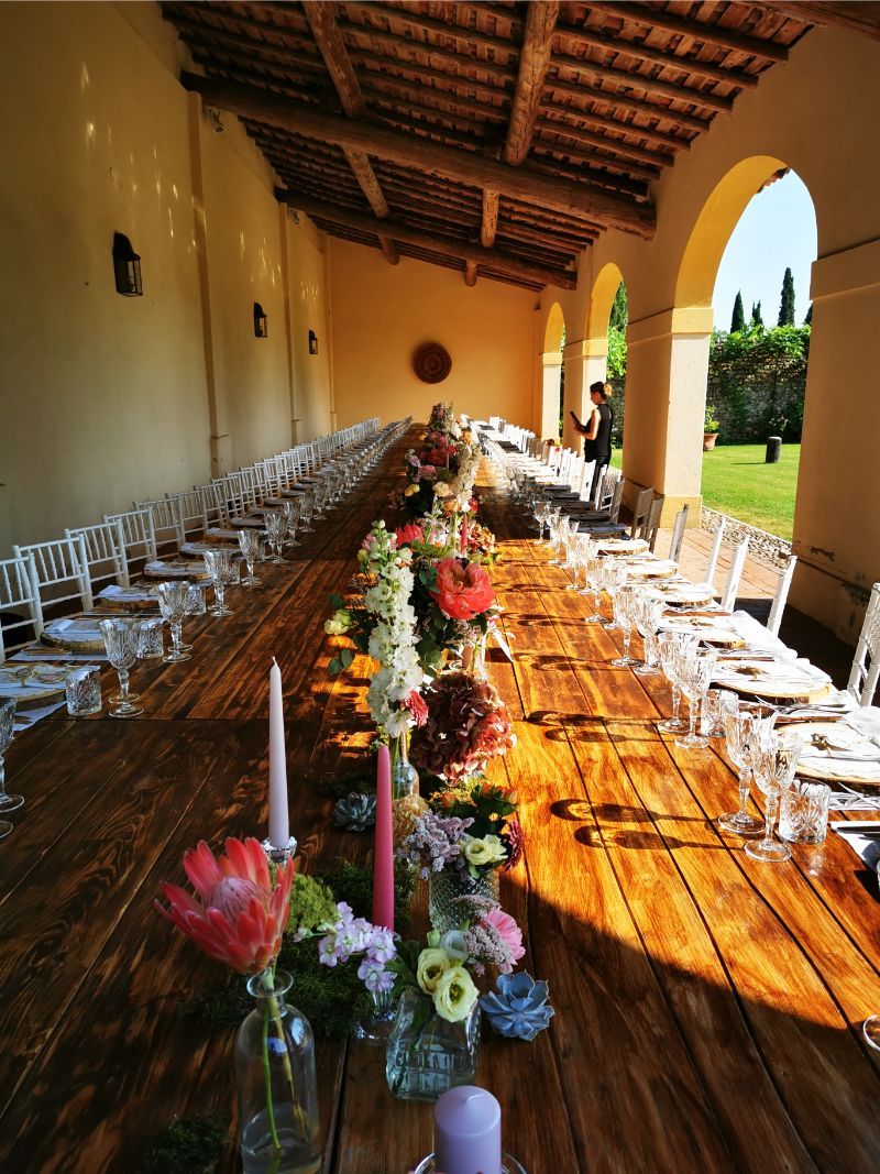 tavolo invitati matrimonio con fiori