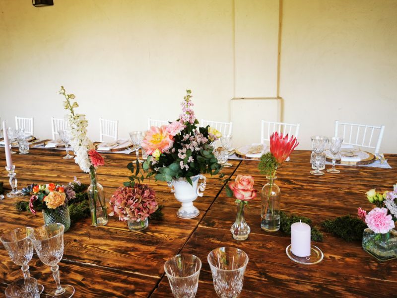 fiori su tavola banchetto matrimonio