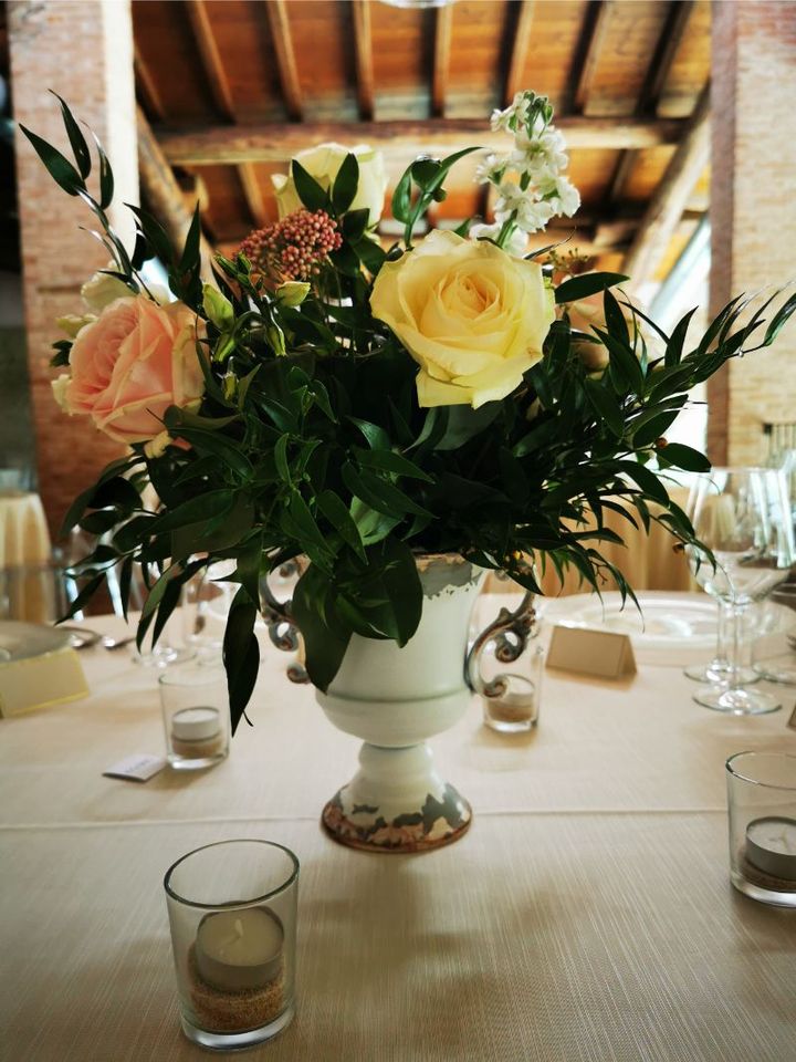 tavolo matrimonio con addobbi floreali bianchi